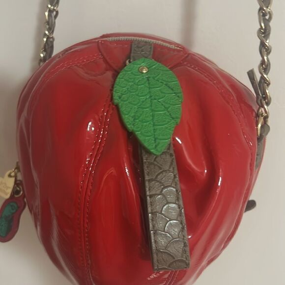 Brand New Extremely Rare Apple Purse Betsey Johnson Chain Strap - Picture 5 of 7